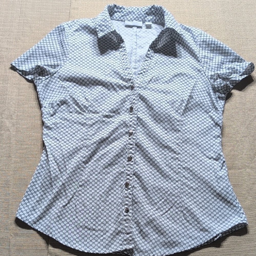 New York & Company Stylish Button-Up Shirt with Geometric Pattern Size Small